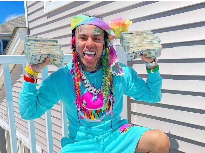 Lee más sobre el artículo A series of videos circulate on the Internet where the rapper is seen giving away money in Mexico and supporting Latin people.